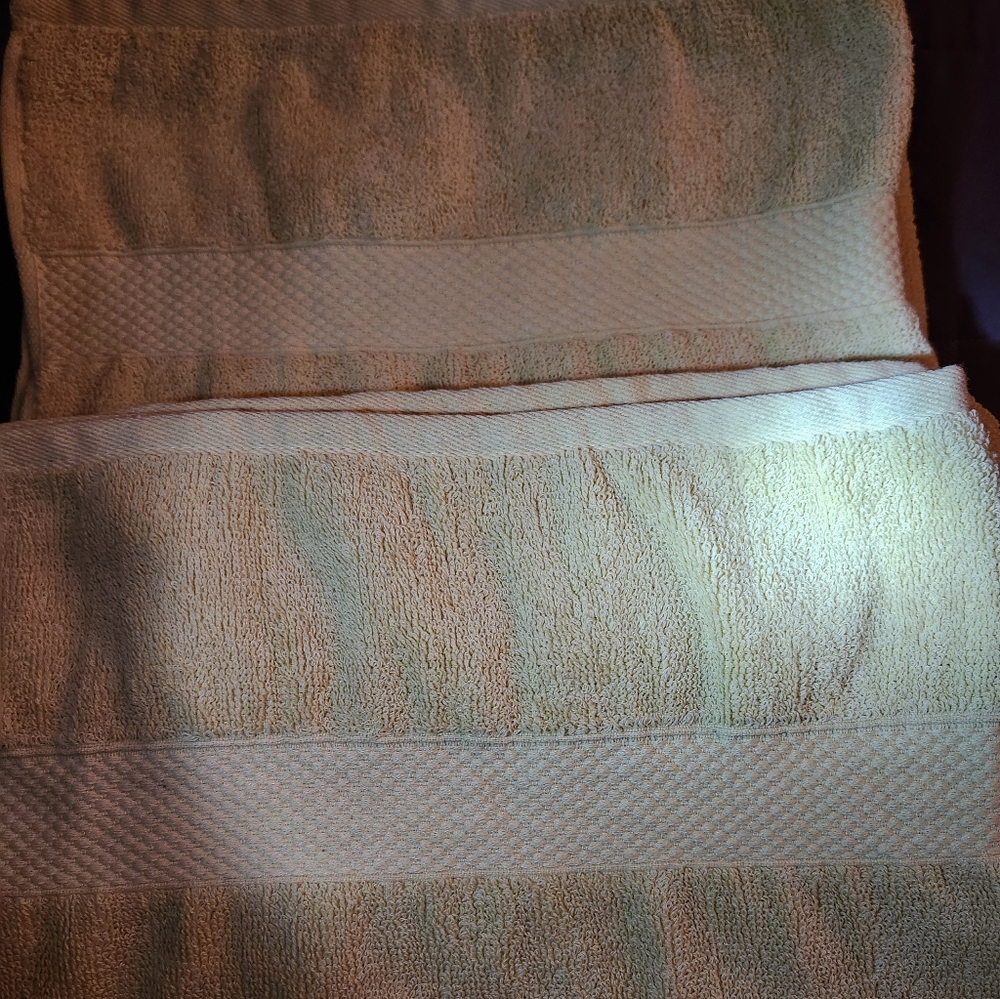 NEW BATH TOWELS, SET of 2, YELLOW